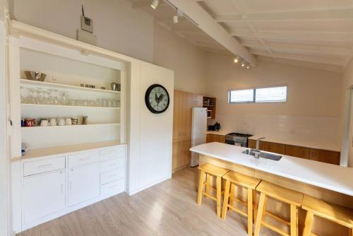 Relax by the beach Cozy Bach No 40 in Waimarama