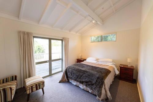 Relax by the beach Cozy Bach No 40 in Waimarama