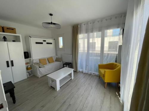 Cozy studio avec balcon 300 m de la mer