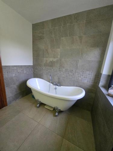 4-bedroom home in country for Ryder Cup visitors in Broadford