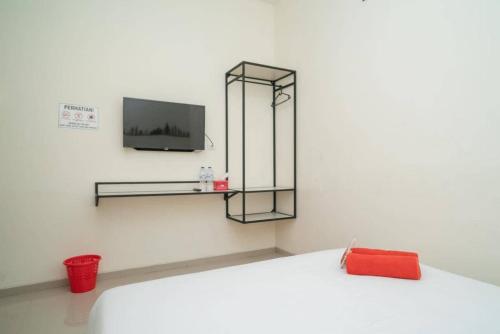 Hartono Inn Seturan Mitra RedDoorz - Tap to explore photos
