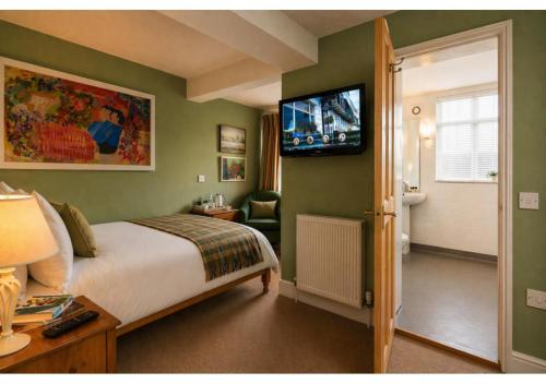 1 double bed, 1 twin bed