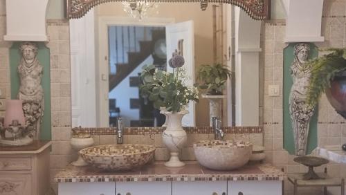 Clos Germanois Étape entre Clermont, Lyon et St Etienne A89, table et Petit-déjeuner chambre d'hôte La Sauveté