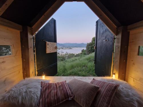 AJACCIO, Dormir sous les étoiles, cabanon à toit ouvrant, vue mer et montagne gîte à louer Ajaccio
