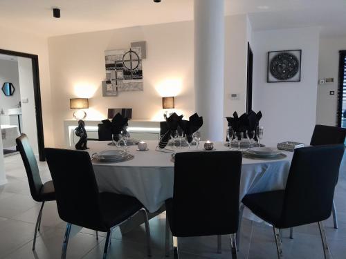 La Villa de L'océan Piscine & Spa (La Villa de L'ocean Piscine & Spa) in Lanilduta