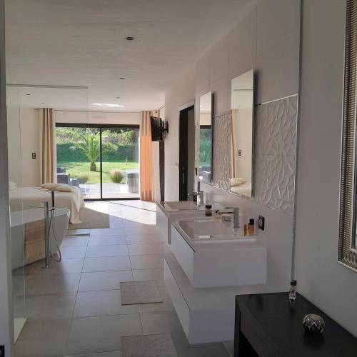 La Villa de L'océan Piscine & Spa (La Villa de L'ocean Piscine & Spa) in Lanilduta