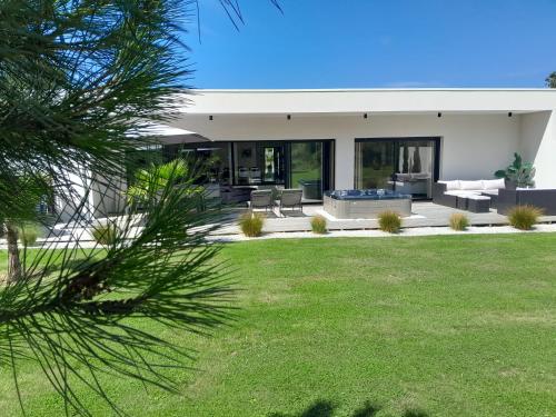 La Villa de L'océan Piscine & Spa (La Villa de L'ocean Piscine & Spa) in Lanilduta