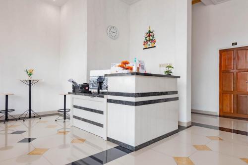 Lobby, Urbanview Hotel Bundaran Besar Palangkaraya by RedDoorz in Palangkaraya