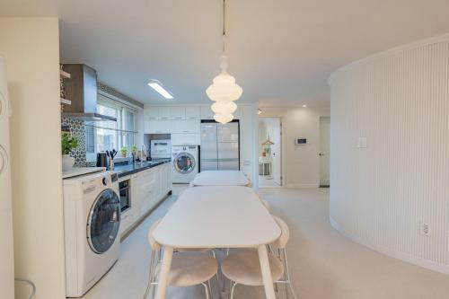 House of Space Up to 21 people 5 minutes from Banwoldang Station 11 beds 210 sq ft 3 bathrooms Ideal 사진 6