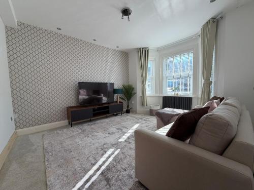 Stylish 4 Bed House Central Reading - Free Parking – khách sạn tại Battle