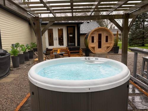 Kümblustünn, Disconnect From Reality/ River House/Hot Tub/Pet Friendly in Tillsonburg (ON)