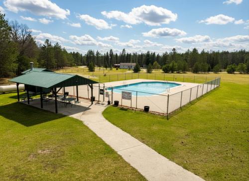 Peldbaseins, Emerald Escape in Lewiston (MI)