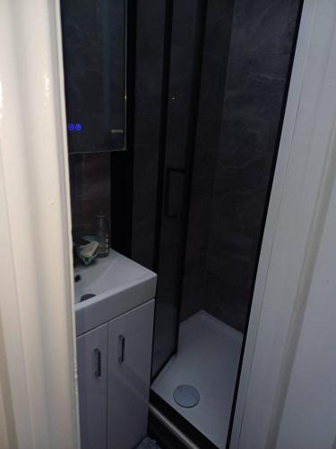 Double Spacious Room near CBS Arena in CV6 4DF Two Guests - image 2