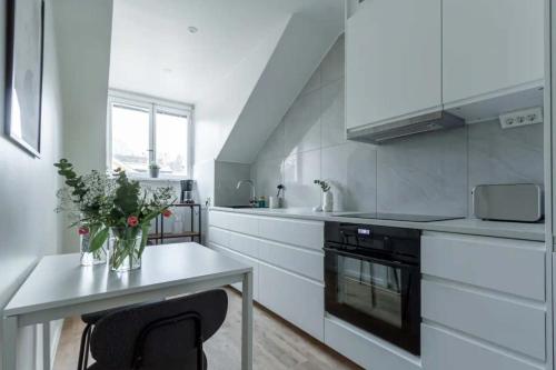 Bright 1BR Apartment with Balcony 20min to City in 하게르스텐 - 릴제홀멘