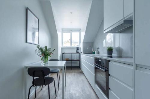 Bright 1BR Apartment with Balcony 20min to City in 하게르스텐 - 릴제홀멘
