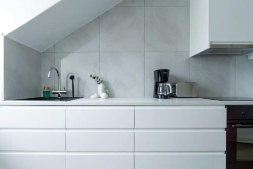 Bright 1BR Apartment with Balcony 20min to City in 하게르스텐 - 릴제홀멘