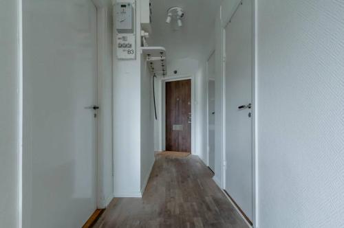Bright 1BR Apartment with Balcony 20min to City in 하게르스텐 - 릴제홀멘