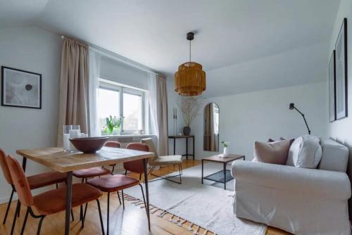 Bright 1BR Apartment with Balcony 20min to City in 하게르스텐 - 릴제홀멘