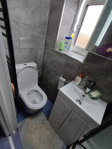 Furnished Spacious Double Room near CBS Arena M6 in CV6 4DF - image 4