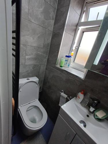 Furnished Spacious Double Room near CBS Arena M6 in CV6 4DF - image 3