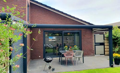 Exterior view, Luxe vakantiehuis met omheinde tuin voor hond en kinderen in Schagen