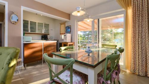 virtuve, Villa Hemingway beachfront by Villas Guide in Baške Oštarije
