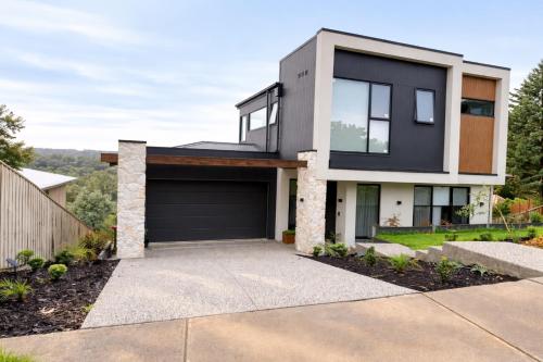 Luxury Hillside Escape with Scenic Views & Cozy Stay in Eltham