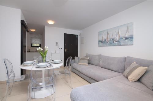 Navis apartments with private parking close to the sea - image 2
