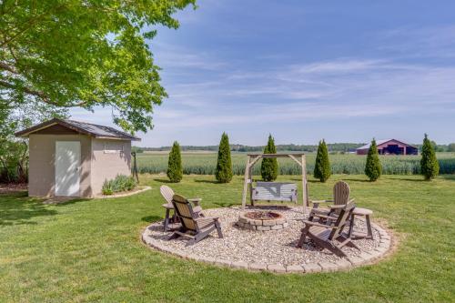 . Covered Patio, Fire Pit & Grills: Olmstead Getaway