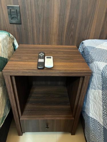 Quarto com TV 50 polegadas, frigobar, ar-condicionado e Wi Fi, sala e cozinha compartilhado in 쿠이아바 시티 센터