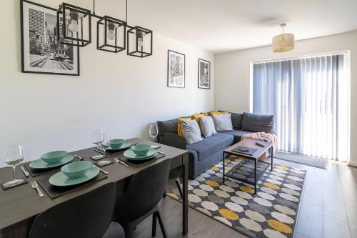 Bright 2BR House with Garden & Parking Sleeps 5 – khách sạn tại Syston