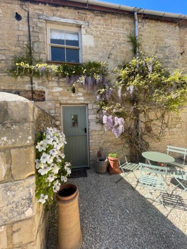 Wisteria Cottage - 2 bed near Bath & many NT sites in Holt (Wiltshire)