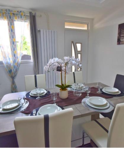 Accommodation for 10 people - RER D - Parc Astérix - CDG - Location saisonnière - Goussainville