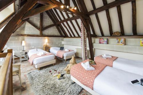 1 queen bed, 4 twin beds