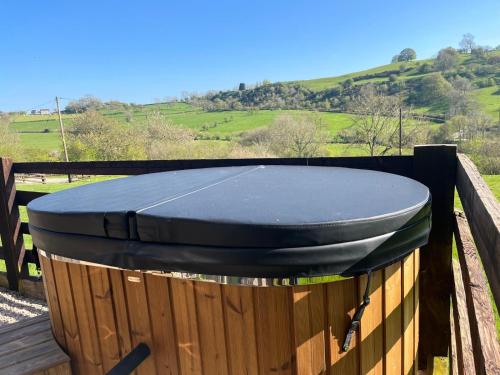The Snug with exclusive wood fired hot tub in Lansilina