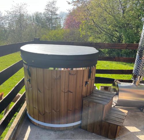 The Snug with exclusive wood fired hot tub in Lansilina