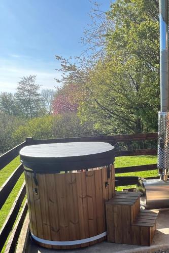 The Snug with exclusive wood fired hot tub in Lansilina