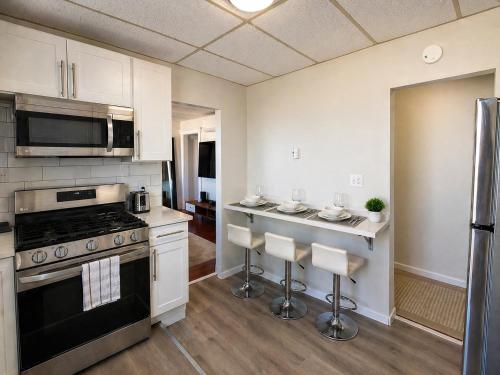 Kitchen, 3 Bedroom Smart Apartment Sleeps 11 just 20 min to Times Square in West New York