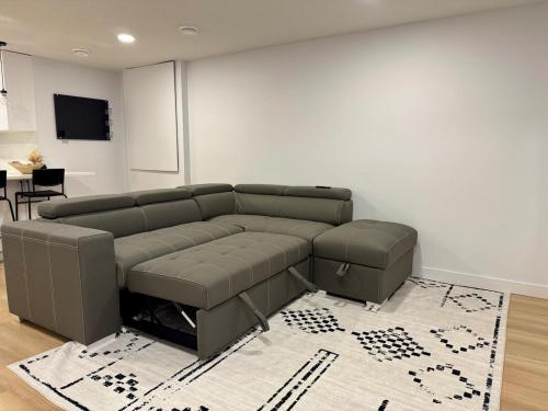 MLK Stay New 2BR Suite Near River Trails, Golf & Henday – khách sạn tại Phố McConachie