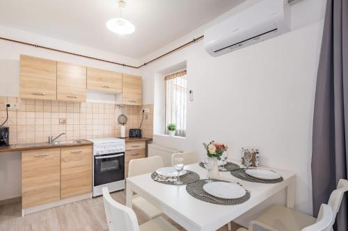Close to Airport - Free Parking - Balcony - Simple - main image