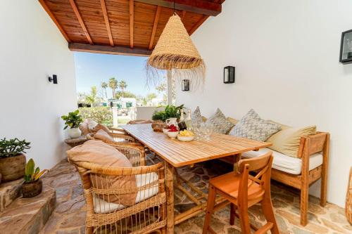 Luxury 4BR Bungalow with Pool, BBQ and AC