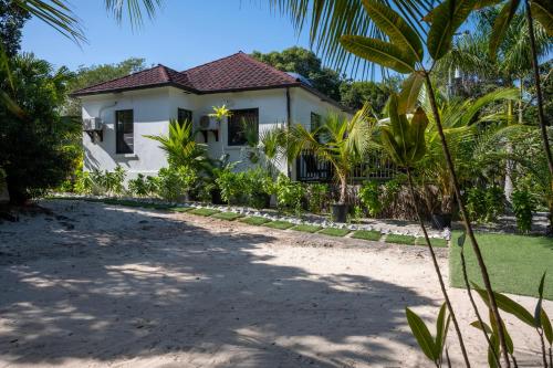 The Pilot House - Private 4 Suite Retreat Sleeps 8 in Rock Sound