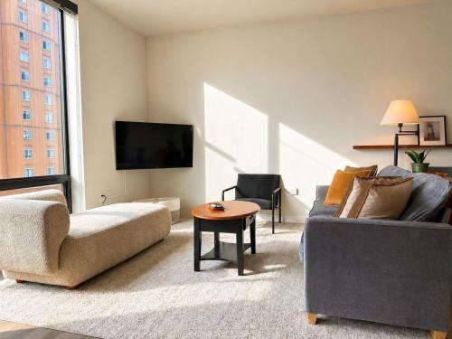 East Side Luxury 1BR Apt - Near Brady St with Balcony and Lounge - Sleeps 4 - Bay View, WI