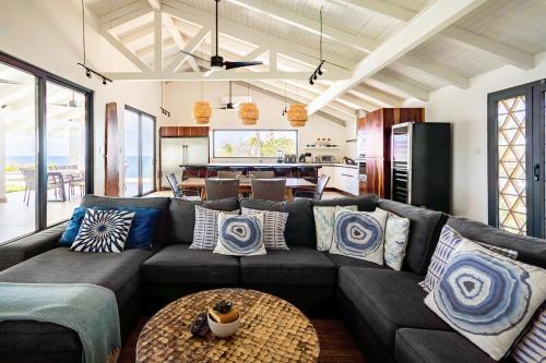 Beachfront Cliff Villa 300 degrees Ocean Views, Pool and Jacuzzi in Playa Flamingo
