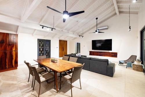 Beachfront Cliff Villa 300 degrees Ocean Views, Pool and Jacuzzi in Playa Flamingo