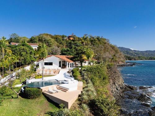 Beachfront Cliff Villa 300 degrees Ocean Views, Pool and Jacuzzi in Playa Flamingo