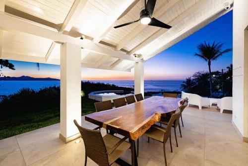 Beachfront Cliff Villa 300 degrees Ocean Views, Pool and Jacuzzi in Playa Flamingo