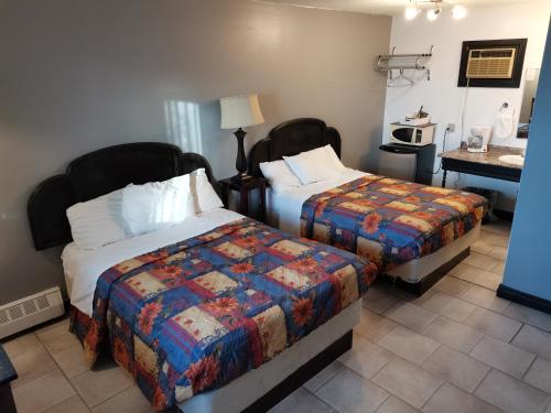 2 queen beds