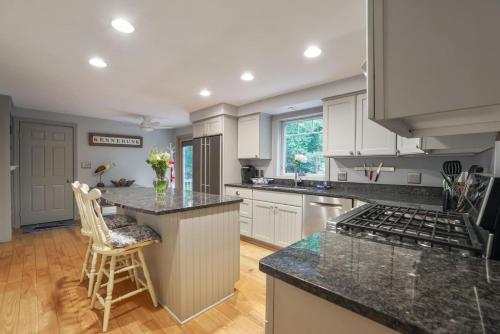 Bright & Spacious Home near to Beaches & Dock SQ - image 6