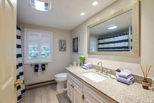 Bright & Spacious Home near to Beaches & Dock SQ - image 11